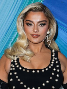Moschino elbisesi giyen şarkıcı Bebe Rexha, TikTok ve Jeremy Scott onuruna 4 Kasım 2021 'de Batı Hollywood, Los Angeles, Kaliforniya, ABD' deki Pasifik Tasarım Merkezi 'nde düzenlenen amfAR galasına geldi.. 