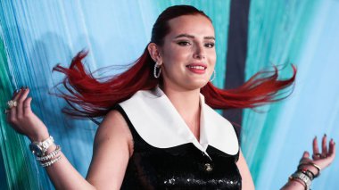 Giambattista Valli 'yi giyen aktris Bella Thorne, 4 Kasım 2021' de Batı Hollywood, Los Angeles, Kaliforniya, ABD 'de düzenlenen Pasifik Tasarım Merkezi' nde TikTok ve Jeremy Scott onuruna düzenlenen amfAR Los Angeles 2021 'e geldi.. 