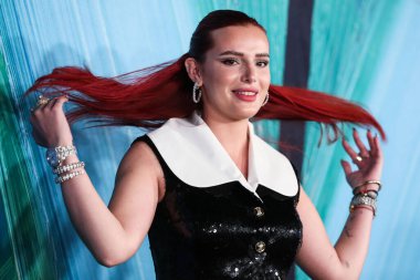 Giambattista Valli 'yi giyen aktris Bella Thorne, 4 Kasım 2021' de Batı Hollywood, Los Angeles, Kaliforniya, ABD 'de düzenlenen Pasifik Tasarım Merkezi' nde TikTok ve Jeremy Scott onuruna düzenlenen amfAR Los Angeles 2021 'e geldi.. 
