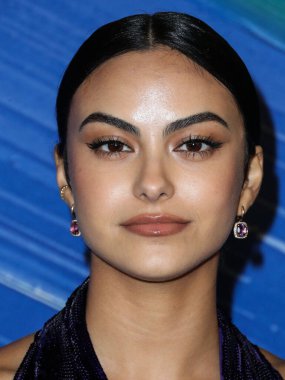 Camila Mendes, TikTok ve Jeremy Scott onuruna 4 Kasım 2021 'de Batı Hollywood, Los Angeles, Kaliforniya, ABD' deki Pasifik Tasarım Merkezi 'nde düzenlenen amfAR galasına gelir.. 