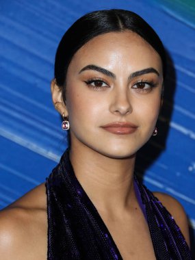 Camila Mendes, TikTok ve Jeremy Scott onuruna 4 Kasım 2021 'de Batı Hollywood, Los Angeles, Kaliforniya, ABD' deki Pasifik Tasarım Merkezi 'nde düzenlenen amfAR galasına gelir.. 