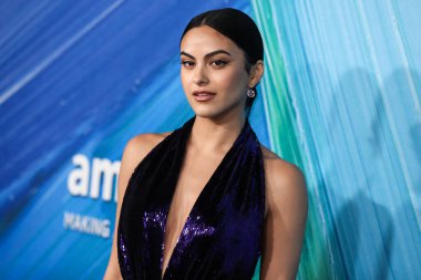Camila Mendes, TikTok ve Jeremy Scott onuruna 4 Kasım 2021 'de Batı Hollywood, Los Angeles, Kaliforniya, ABD' deki Pasifik Tasarım Merkezi 'nde düzenlenen amfAR galasına gelir.. 