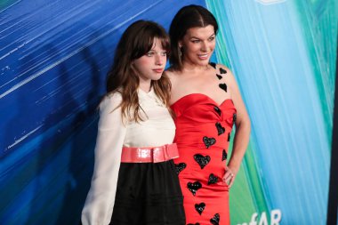 Gabo Anderson ve Milla Jovovich, 4 Kasım 2021 'de Batı Hollywood, Los Angeles, Kaliforniya, ABD' deki Pasifik Tasarım Merkezi 'nde TikTok ve Jeremy Scott onuruna düzenlenen amfAR galasına geldiler.. 