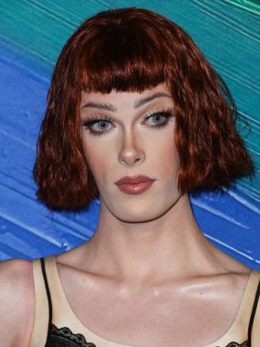 Moschino elbisesi giyen Amerikalı drag queen Gigi Goode, 4 Kasım 2021 'de Batı Hollywood, Los Angeles, Kaliforniya, ABD' deki Pasifik Tasarım Merkezi 'nde düzenlenen TikTok ve Jeremy Scott onuruna Los Angeles 2021 amfAR galasına geldi..