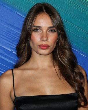 Hana Cross, 4 Kasım 2021 'de Batı Hollywood, Los Angeles, Kaliforniya, ABD' deki Pasifik Tasarım Merkezi 'nde düzenlenen TikTok ve Jeremy Scott onuruna düzenlenen amfAR galasına gelir.. 