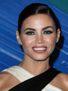 Zuhair Murad elbisesi ve Giuseppe Zanotti ayakkabıları giyen aktris Jenna Dewan, 4 Kasım 2021 'de Batı Hollywood, Los Angeles, Kaliforniya' daki Pasifik Tasarım Merkezi 'nde düzenlenen TikTok ve Jeremy Scott onuruna Los Angeles' taki amfAR galasına geldi., 