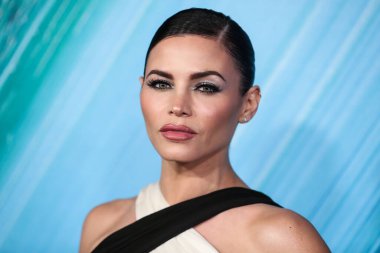 Zuhair Murad elbisesi ve Giuseppe Zanotti ayakkabıları giyen aktris Jenna Dewan, 4 Kasım 2021 'de Batı Hollywood, Los Angeles, Kaliforniya' daki Pasifik Tasarım Merkezi 'nde düzenlenen TikTok ve Jeremy Scott onuruna Los Angeles' taki amfAR galasına geldi., 