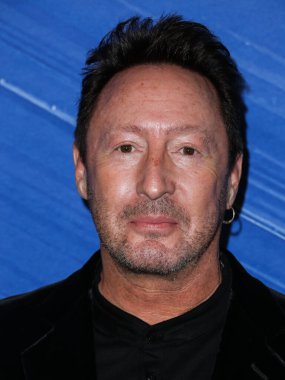 Julian Lennon, TikTok ve Jeremy Scott onuruna 4 Kasım 2021 'de Batı Hollywood, Los Angeles, Kaliforniya, ABD' deki Pasifik Tasarım Merkezi 'nde düzenlenen amfAR galasına gelir.. 
