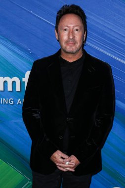 Julian Lennon, TikTok ve Jeremy Scott onuruna 4 Kasım 2021 'de Batı Hollywood, Los Angeles, Kaliforniya, ABD' deki Pasifik Tasarım Merkezi 'nde düzenlenen amfAR galasına gelir.. 