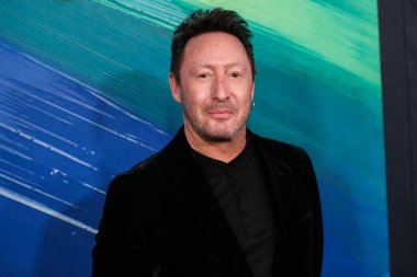 Julian Lennon, TikTok ve Jeremy Scott onuruna 4 Kasım 2021 'de Batı Hollywood, Los Angeles, Kaliforniya, ABD' deki Pasifik Tasarım Merkezi 'nde düzenlenen amfAR galasına gelir.. 