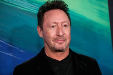 Julian Lennon, TikTok ve Jeremy Scott onuruna 4 Kasım 2021 'de Batı Hollywood, Los Angeles, Kaliforniya, ABD' deki Pasifik Tasarım Merkezi 'nde düzenlenen amfAR galasına gelir.. 
