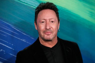 Julian Lennon, TikTok ve Jeremy Scott onuruna 4 Kasım 2021 'de Batı Hollywood, Los Angeles, Kaliforniya, ABD' deki Pasifik Tasarım Merkezi 'nde düzenlenen amfAR galasına gelir.. 
