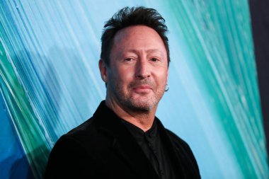 Julian Lennon, TikTok ve Jeremy Scott onuruna 4 Kasım 2021 'de Batı Hollywood, Los Angeles, Kaliforniya, ABD' deki Pasifik Tasarım Merkezi 'nde düzenlenen amfAR galasına gelir.. 
