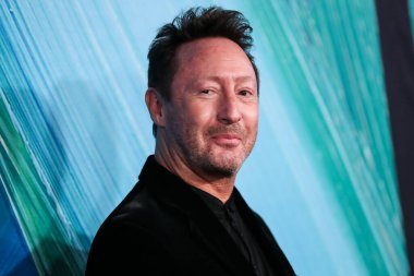 Julian Lennon, TikTok ve Jeremy Scott onuruna 4 Kasım 2021 'de Batı Hollywood, Los Angeles, Kaliforniya, ABD' deki Pasifik Tasarım Merkezi 'nde düzenlenen amfAR galasına gelir.. 