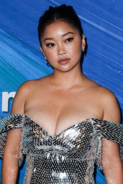 Moschino elbisesi giyen aktris Lana Condor ve Jimmy Choo ayakkabıları, 4 Kasım 2021 'de Batı Hollywood, Los Angeles, Kaliforniya' da düzenlenen Pasifik Tasarım Merkezi 'nde TikTok ve Jeremy Scott onuruna düzenlenen amfAR Los Angeles 2021' e ulaşır.