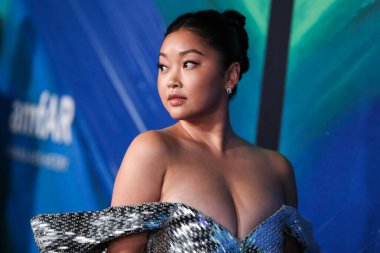 Moschino elbisesi giyen aktris Lana Condor ve Jimmy Choo ayakkabıları, 4 Kasım 2021 'de Batı Hollywood, Los Angeles, Kaliforniya' da düzenlenen Pasifik Tasarım Merkezi 'nde TikTok ve Jeremy Scott onuruna düzenlenen amfAR Los Angeles 2021' e ulaşır.
