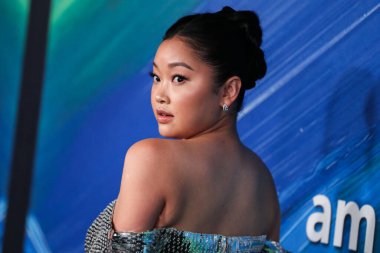 Moschino elbisesi giyen aktris Lana Condor ve Jimmy Choo ayakkabıları, 4 Kasım 2021 'de Batı Hollywood, Los Angeles, Kaliforniya' da düzenlenen Pasifik Tasarım Merkezi 'nde TikTok ve Jeremy Scott onuruna düzenlenen amfAR Los Angeles 2021' e ulaşır.