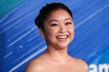 Moschino elbisesi giyen aktris Lana Condor ve Jimmy Choo ayakkabıları, 4 Kasım 2021 'de Batı Hollywood, Los Angeles, Kaliforniya' da düzenlenen Pasifik Tasarım Merkezi 'nde TikTok ve Jeremy Scott onuruna düzenlenen amfAR Los Angeles 2021' e ulaşır.