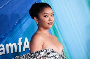 Moschino elbisesi giyen aktris Lana Condor ve Jimmy Choo ayakkabıları, 4 Kasım 2021 'de Batı Hollywood, Los Angeles, Kaliforniya' da düzenlenen Pasifik Tasarım Merkezi 'nde TikTok ve Jeremy Scott onuruna düzenlenen amfAR Los Angeles 2021' e ulaşır.