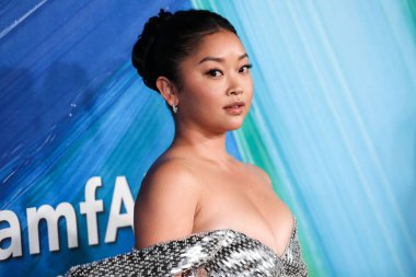 Moschino elbisesi giyen aktris Lana Condor ve Jimmy Choo ayakkabıları, 4 Kasım 2021 'de Batı Hollywood, Los Angeles, Kaliforniya' da düzenlenen Pasifik Tasarım Merkezi 'nde TikTok ve Jeremy Scott onuruna düzenlenen amfAR Los Angeles 2021' e ulaşır.