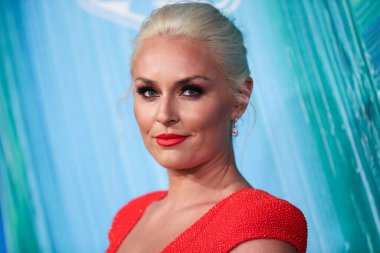 Amerikalı alp disiplini kayak yarışçısı Lindsey Vonn, Los Angeles 2021 amfAR Gala 'sına 4 Kasım 2021 tarihinde Batı Hollywood, Los Angeles, Kaliforniya' daki Pasifik Tasarım Merkezi 'nde düzenlenen TikTok ve Jeremy Scott onuruna geldi.