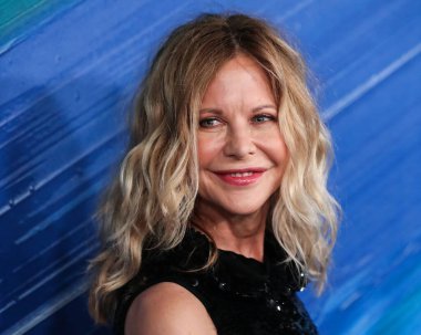 Meg Ryan, 4 Kasım 2021 'de Batı Hollywood, Los Angeles, Kaliforniya, ABD' deki Pasifik Tasarım Merkezi 'nde düzenlenen TikTok ve Jeremy Scott onuruna düzenlenen amfAR galasına gelir.