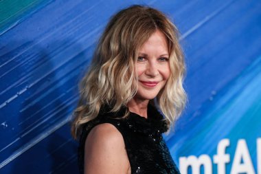 Meg Ryan, 4 Kasım 2021 'de Batı Hollywood, Los Angeles, Kaliforniya, ABD' deki Pasifik Tasarım Merkezi 'nde düzenlenen TikTok ve Jeremy Scott onuruna düzenlenen amfAR galasına gelir.