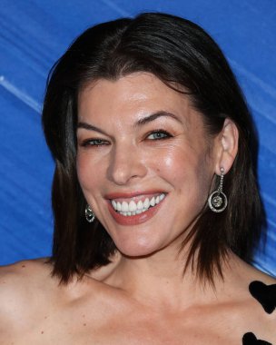 Moschino elbisesi giyen aktris Milla Jovovich, 4 Kasım 2021 'de Batı Hollywood, Los Angeles, Kaliforniya, ABD' de düzenlenen Pasifik Tasarım Merkezi 'nde TikTok ve Jeremy Scott onuruna düzenlenen amfAR Los Angeles 2021' e geldi.. 