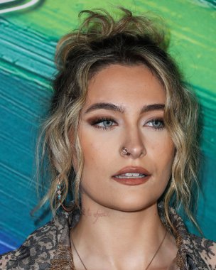 Vivienne Westwood elbisesi için Andreas Kronthaler giyen manken / aktris Paris Jackson, 4 Kasım 2021 'de Batı Hollywood, Los Angeles' taki Pasifik Tasarım Merkezi 'nde TikTok ve Jeremy Scott onuruna düzenlenen amfAR Los Angeles 2021 galasına geldi.