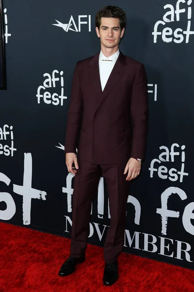 俳優のアンドリュー ガーフィールドがバーガンディ ダンヒルのスーツを着て2021 Afi Festに到着 オープニングナイトガラNetflixの Tickboom のプレミア 2021年11月10日 米国カリフォルニア州ロサンゼルスのハリウッドでTclチャイニーズシアターImaxで開催 — ストック写真