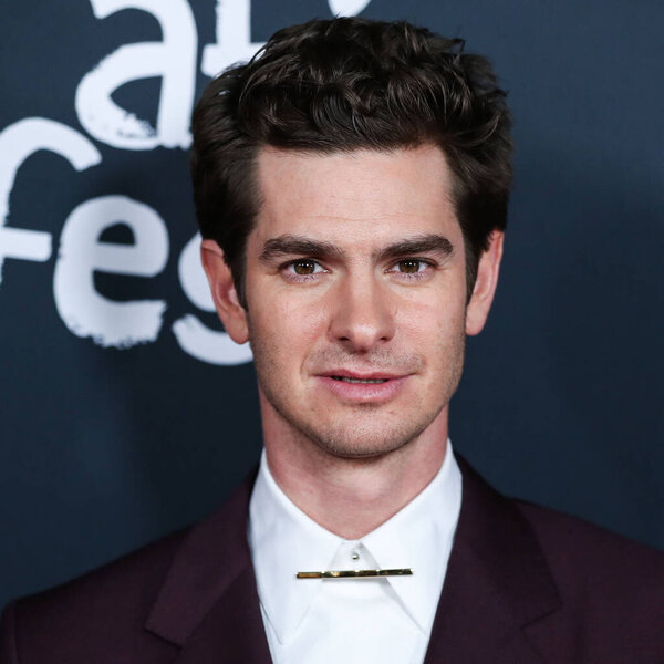 Актёр Эндрю Гарфилд, одетый в бордовый костюм Данхилла, прибывает на фестиваль AFI в 2021 году - Гала-премьера премьеры "тик, тикБУМ!" 10 ноября 2021 года в Голливуде, Лос-Анджелес, Калифорния, США