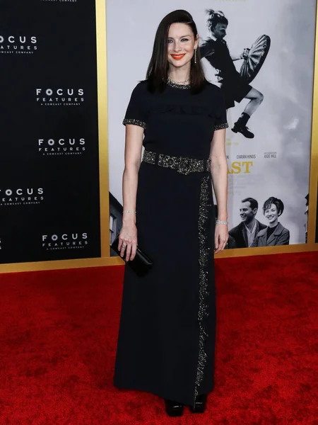 Atriz Caitriona Balfe Vestindo Vestido Prada Chega Los Angeles Premiere — Fotografia de Stock