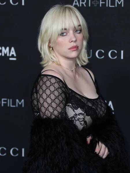 Gucci kıyafeti giyen şarkıcı Billie Eilish, 6 Kasım 2021 'de Los Angeles İlçe Sanat Müzesi' nde düzenlenen 10. Geleneksel LACMA Sanat + Film Galasına geldi.. 