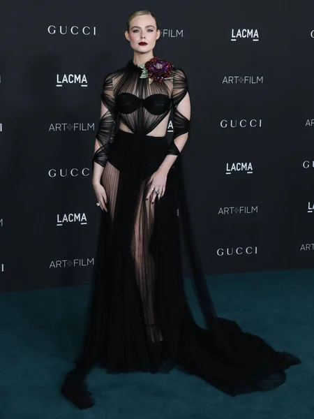 여배우 Elle Fanning Gucci 드레스를 2018 캘리포니아 로스엔젤레스 카운티 박물관에서 — 스톡 사진