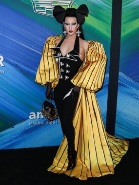 Violet Chachki, TikTok ve Jeremy Scott onuruna 4 Kasım 2021 'de Batı Hollywood, Los Angeles, Kaliforniya, ABD' deki Pasifik Tasarım Merkezi 'nde düzenlenen amfAR galasına geldi.. 