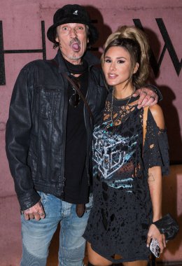 Müzisyen Tommy Lee ve eşi / internet kişiliği Brittany Furlan, 4 Kasım 2021 'de Beverly Center' da The Webster 'da düzenlenen Yerel Yönetim tarafından sunulan Swingers Club Kapsül Tahsilat Fırlatma Etkinliğine geldiler. 
