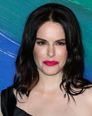 Emily Hampshire, TikTok ve Jeremy Scott onuruna 4 Kasım 2021 'de Batı Hollywood, Los Angeles, Kaliforniya, ABD' deki Pasifik Tasarım Merkezi 'nde düzenlenen amfAR galasına gelir.. 