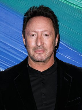 Julian Lennon, TikTok ve Jeremy Scott onuruna 4 Kasım 2021 'de Batı Hollywood, Los Angeles, Kaliforniya, ABD' deki Pasifik Tasarım Merkezi 'nde düzenlenen amfAR galasına gelir.. 