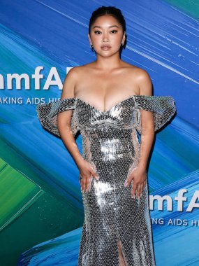 Lana Condor, TikTok ve Jeremy Scott onuruna 4 Kasım 2021 'de Batı Hollywood, Los Angeles, Kaliforniya, ABD' deki Pasifik Tasarım Merkezi 'nde düzenlenen amfAR galasına gelir.