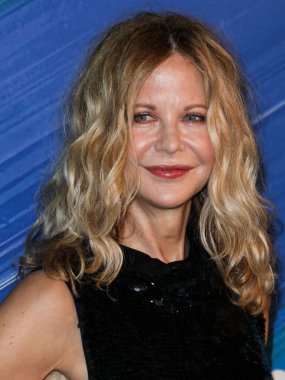 Meg Ryan, 4 Kasım 2021 'de Batı Hollywood, Los Angeles, Kaliforniya, ABD' deki Pasifik Tasarım Merkezi 'nde düzenlenen TikTok ve Jeremy Scott onuruna düzenlenen amfAR galasına gelir.
