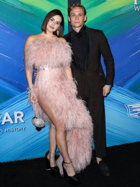 Ruby O. Fee ve Matthias Schweighofer, TikTok ve Jeremy Scott onuruna 4 Kasım 2021 'de Batı Hollywood, Los Angeles, Kaliforniya, ABD' deki Pasifik Tasarım Merkezi 'nde düzenlenen amfAR Galası Los Angeles 2021' e geldiler.. 