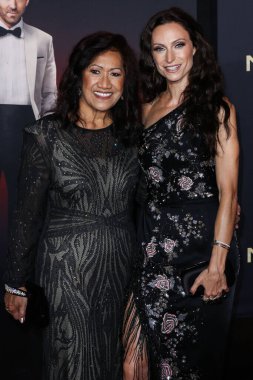 Ata Johnson ve gelini Lauren Hashian, Netflix 'in 4 Kasım 2021' de Los Angeles, Kaliforniya, ABD 'de düzenlenen Xbox Plaza ve Chick Hearn Court' taki 