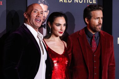 Aktör Dwayne Johnson, aktris Gal Gadot ve aktör Ryan Reynolds, Netflix 'in 