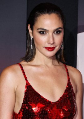 Loewe elbisesi giyen aktris Gal Gadot, 4 Kasım 2021 'de Los Angeles, Kaliforniya' da düzenlenen Xbox Plaza ve Chick Hearn Court 'ta düzenlenen Netflix' in 'Red Notice' in dünya prömiyerine geldi..