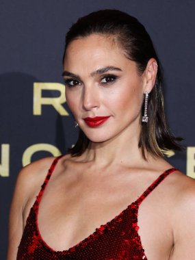 Loewe elbisesi giyen aktris Gal Gadot, 4 Kasım 2021 'de Los Angeles, Kaliforniya' da düzenlenen Xbox Plaza ve Chick Hearn Court 'ta düzenlenen Netflix' in 'Red Notice' in dünya prömiyerine geldi..