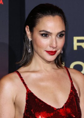 Loewe elbisesi giyen aktris Gal Gadot, 4 Kasım 2021 'de Los Angeles, Kaliforniya' da düzenlenen Xbox Plaza ve Chick Hearn Court 'ta düzenlenen Netflix' in 'Red Notice' in dünya prömiyerine geldi..