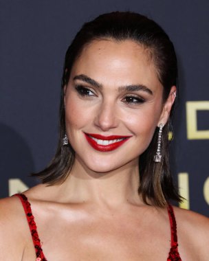 Loewe elbisesi giyen aktris Gal Gadot, 4 Kasım 2021 'de Los Angeles, Kaliforniya' da düzenlenen Xbox Plaza ve Chick Hearn Court 'ta düzenlenen Netflix' in 'Red Notice' in dünya prömiyerine geldi..