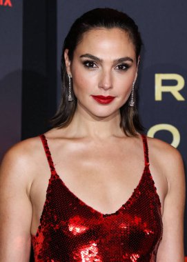 Loewe elbisesi giyen aktris Gal Gadot, 4 Kasım 2021 'de Los Angeles, Kaliforniya' da düzenlenen Xbox Plaza ve Chick Hearn Court 'ta düzenlenen Netflix' in 'Red Notice' in dünya prömiyerine geldi..
