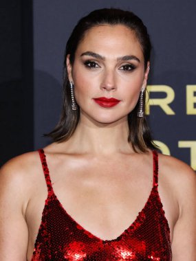 Loewe elbisesi giyen aktris Gal Gadot, 4 Kasım 2021 'de Los Angeles, Kaliforniya' da düzenlenen Xbox Plaza ve Chick Hearn Court 'ta düzenlenen Netflix' in 'Red Notice' in dünya prömiyerine geldi..