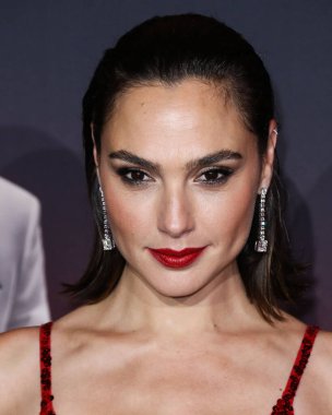 Loewe elbisesi giyen aktris Gal Gadot, 4 Kasım 2021 'de Los Angeles, Kaliforniya' da düzenlenen Xbox Plaza ve Chick Hearn Court 'ta düzenlenen Netflix' in 'Red Notice' in dünya prömiyerine geldi..